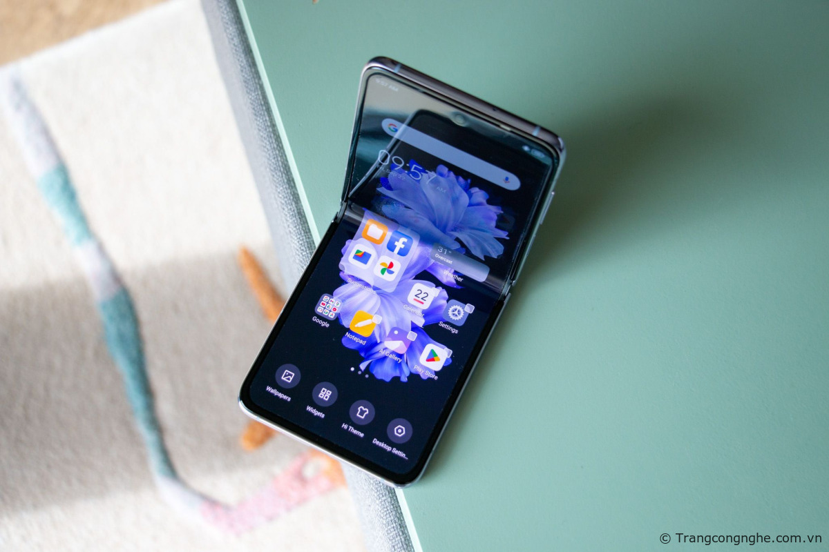 Điện thoại gập vỏ sò Tecno Phantom V Flip ra mắt
