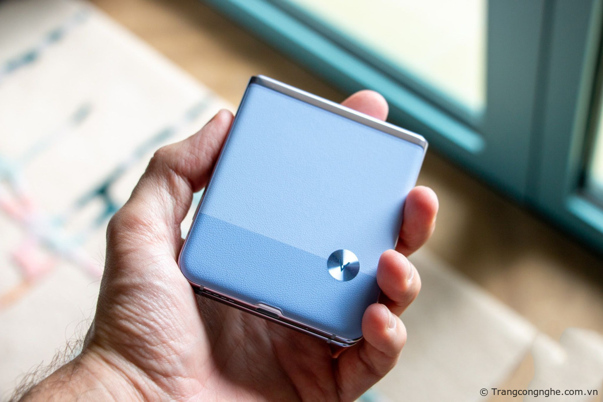 Điện thoại gập vỏ sò Tecno Phantom V Flip ra mắt