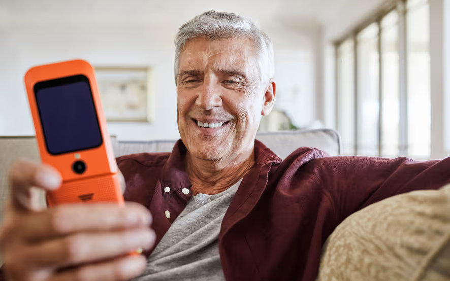 Consumer Cellular ra mắt SpeakEasy dành cho người trên 75 tuổi với hai mẫu điện thoại đặc biệt