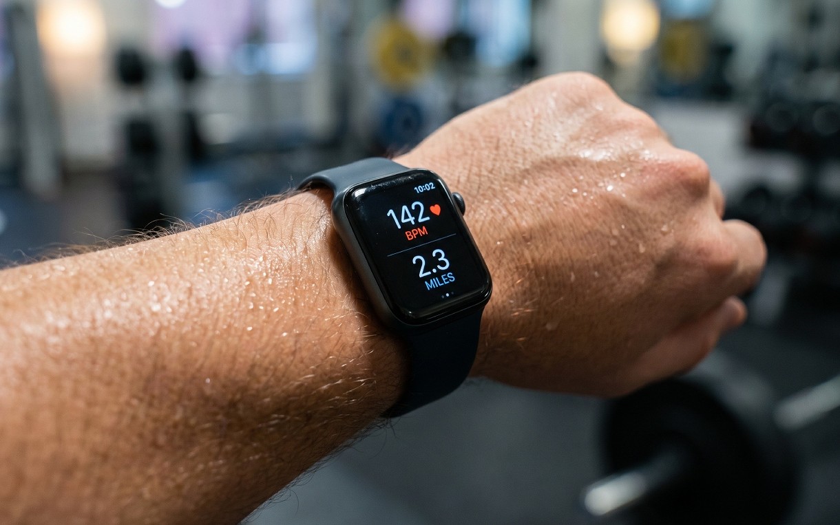 Liên minh châu Âu bổ sung miễn trừ cho quy định về pin có thể tháo rời cho smartwatch, thiết bị theo dõi sức khỏe và tai nghe