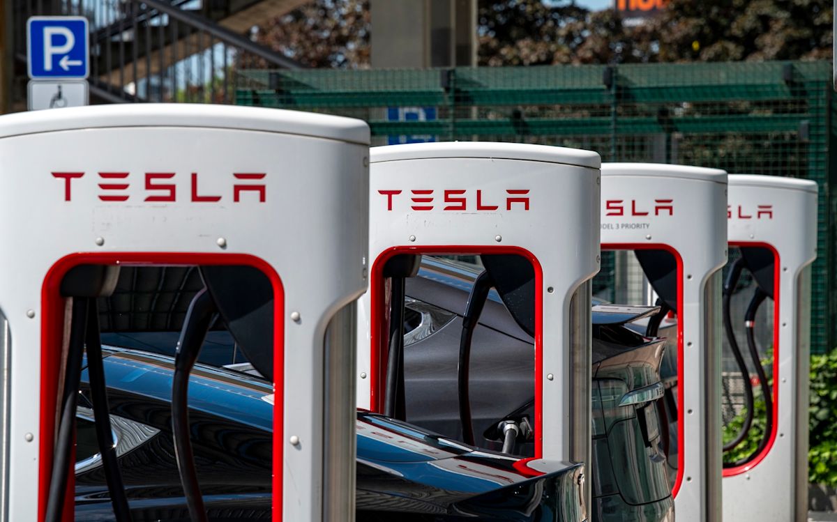 Chủ xe Tesla thử nghiệm Supercharger trên hành trình 700 dặm
