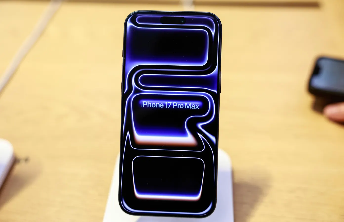 Giá iPhone 17 Pro Max giảm mạnh trước khi iPhone 18 ra mắt