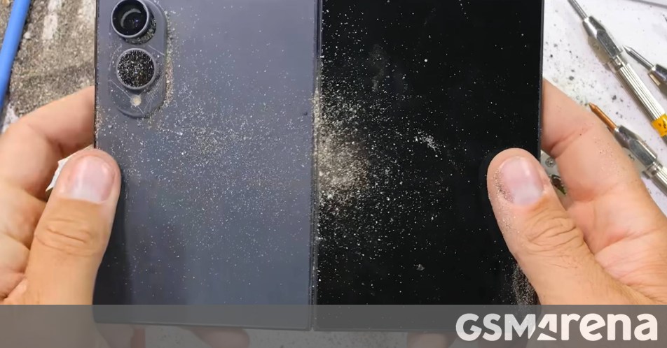 Samsung Galaxy Z Fold8 vượt thử thách độ bền với cát và lưỡi dao