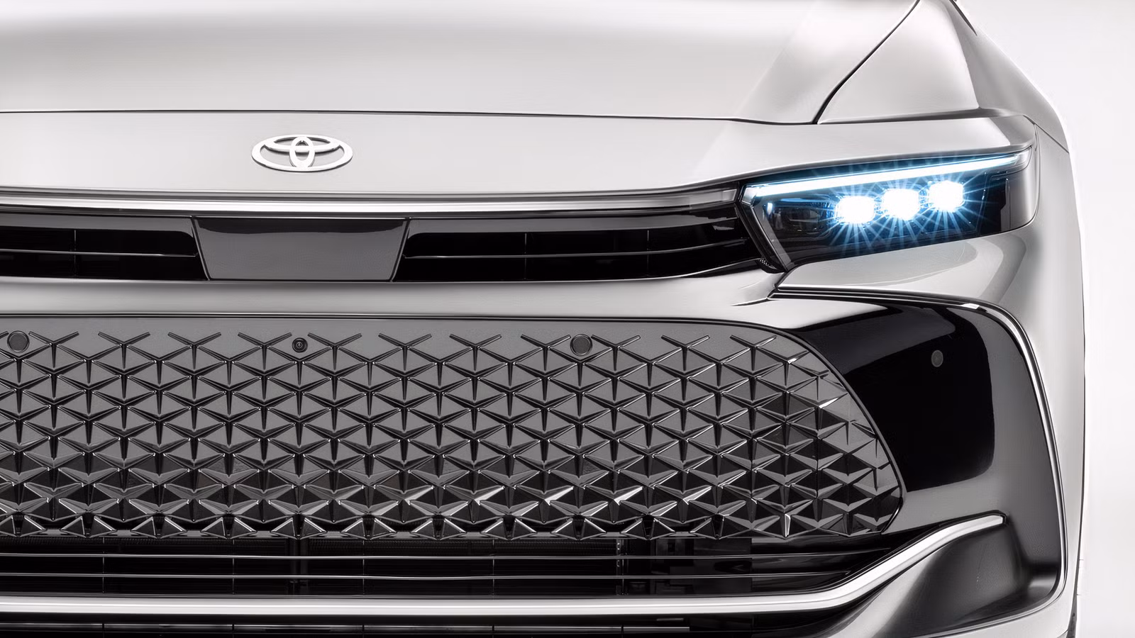 Toyota Crown và Camry: Cuộc chiến trong nội bộ Toyota