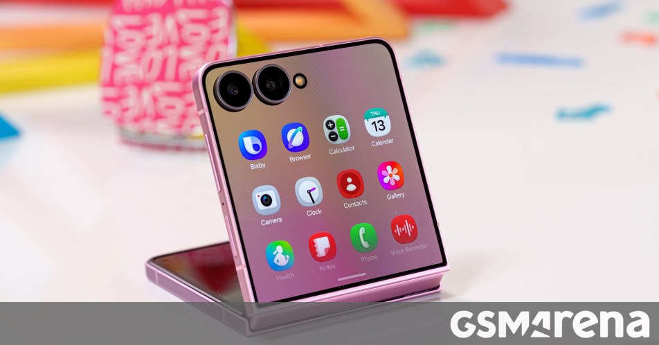 Trên tay Samsung Galaxy Z Flip8: Thiết kế mới, hiệu năng mạnh mẽ